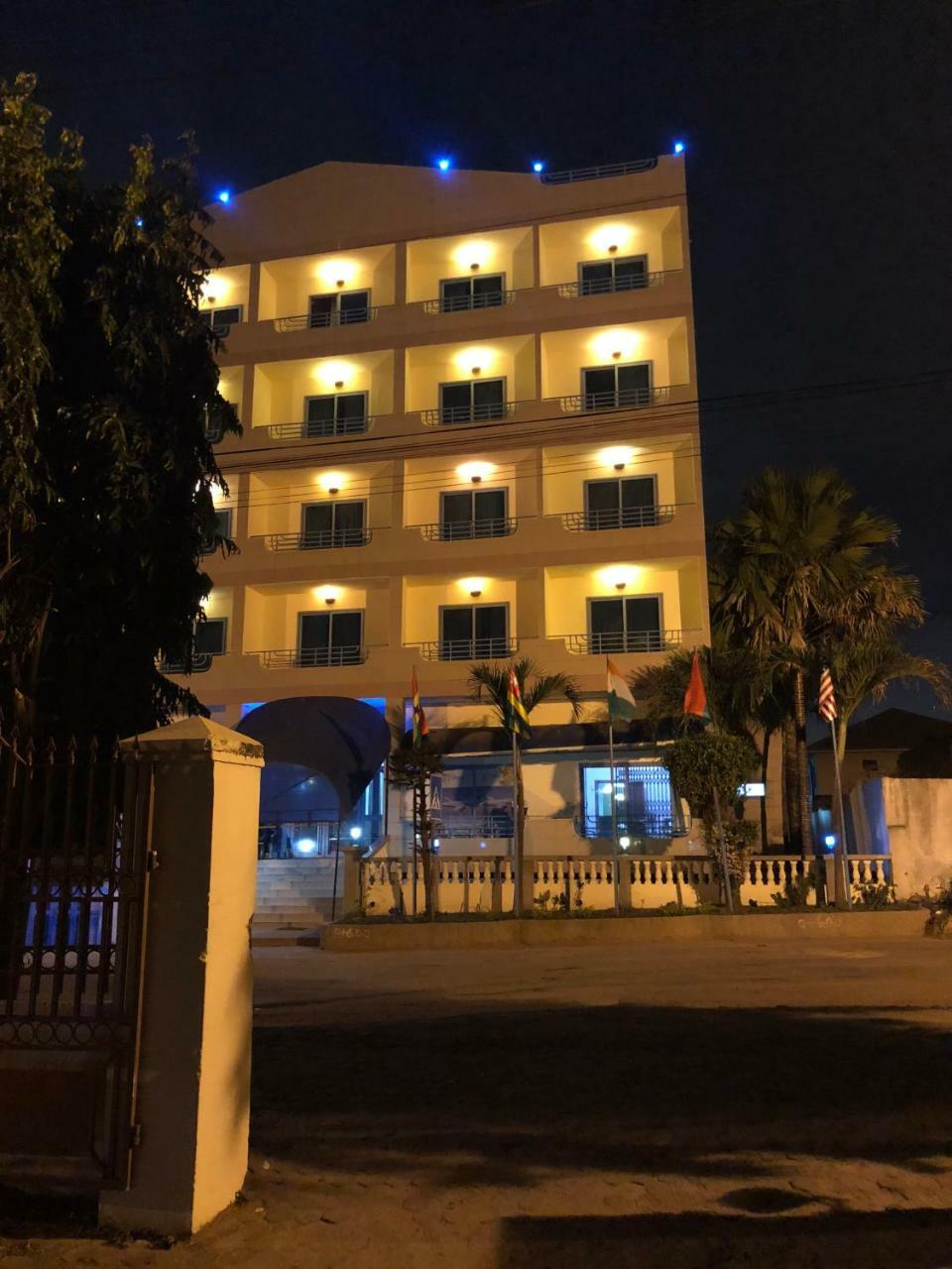 Maple Leaf Korean Hotel Achimota Exterior foto